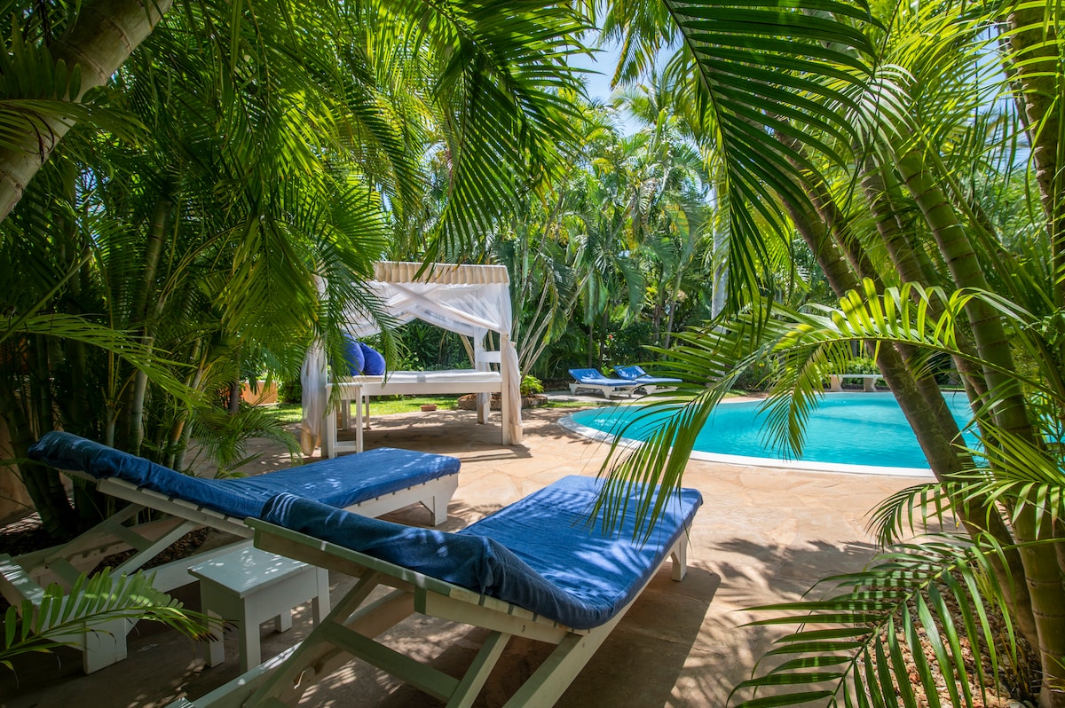 Allamanda Hibiscus Suite by YourHost, Malindi