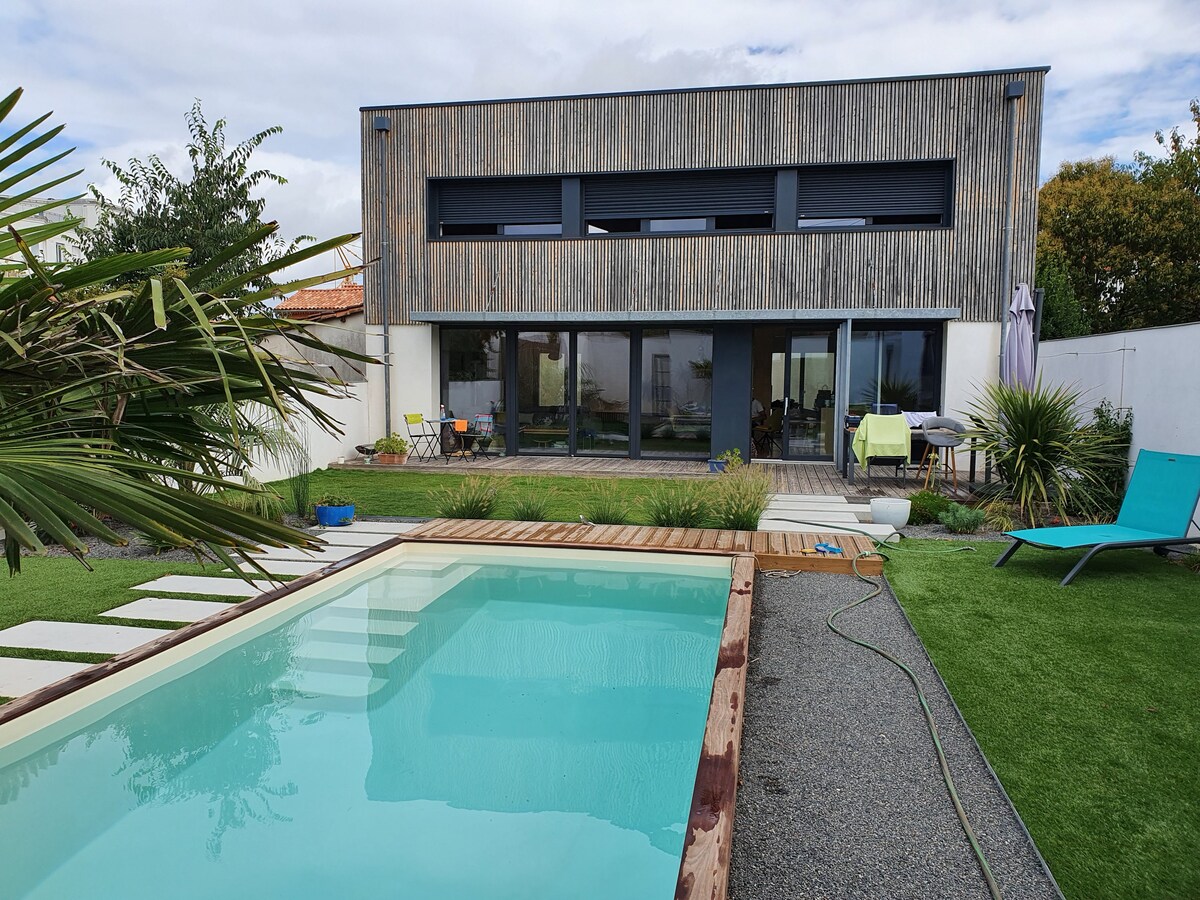 Chambres dans maison moderne avec piscine.