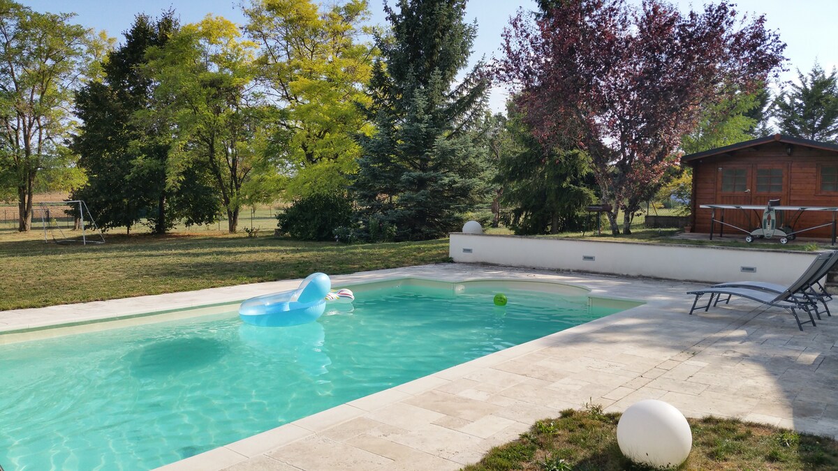 Maison avec piscine dans un vaste jardin