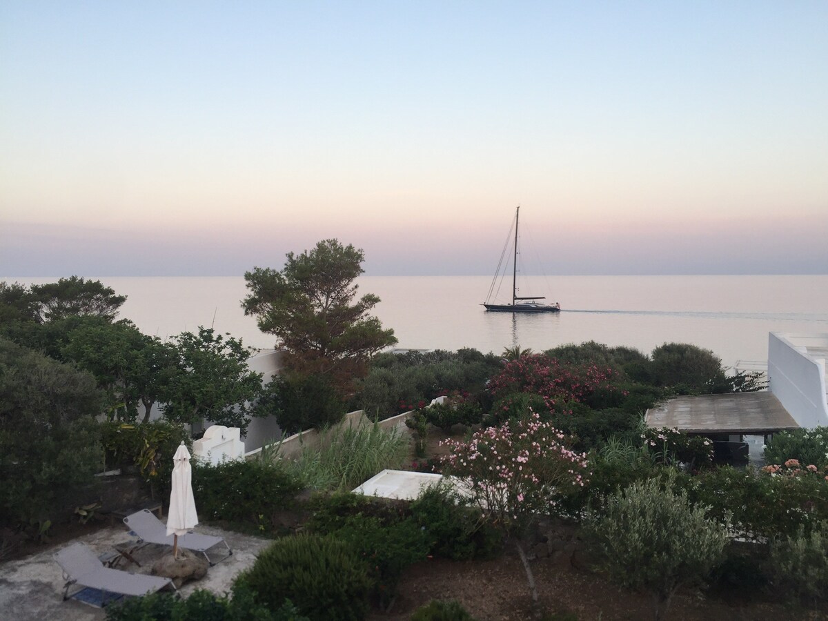 Incantevole villa eoliana a 1 minuto dal mare.