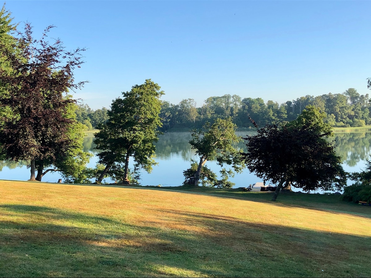 Beautiful lakehouse with stunning view of the lake