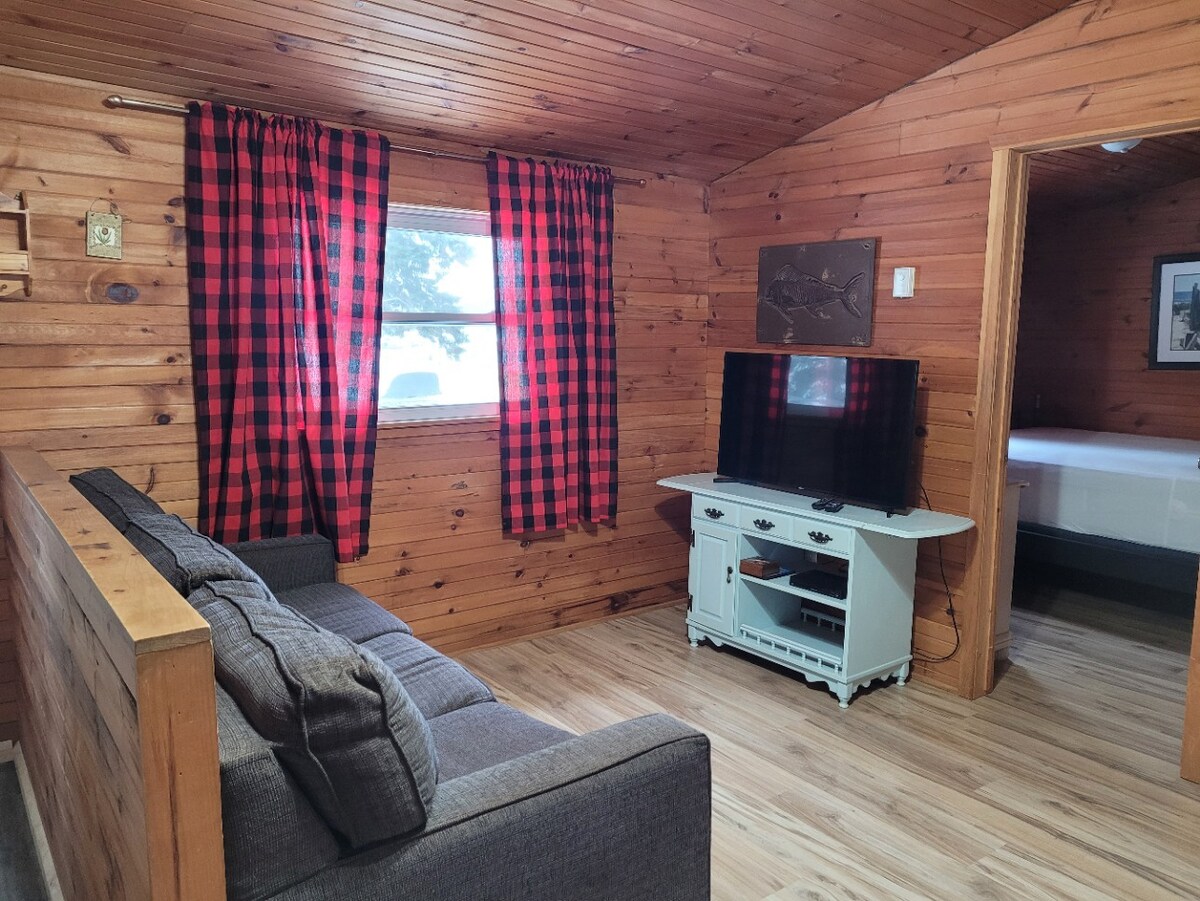 Cozy 2-bedroom cottage on Lake St. Peter (# 6)