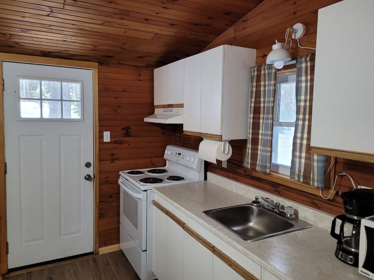 Cozy 2-bedroom cottage on Lake St. Peter (# 6)