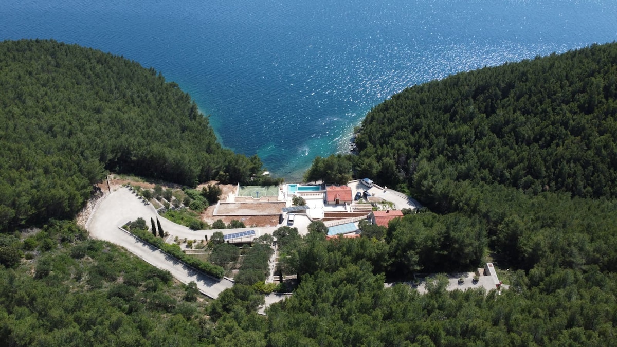 Beachfront Vila Brulupes with pool in secluded bay