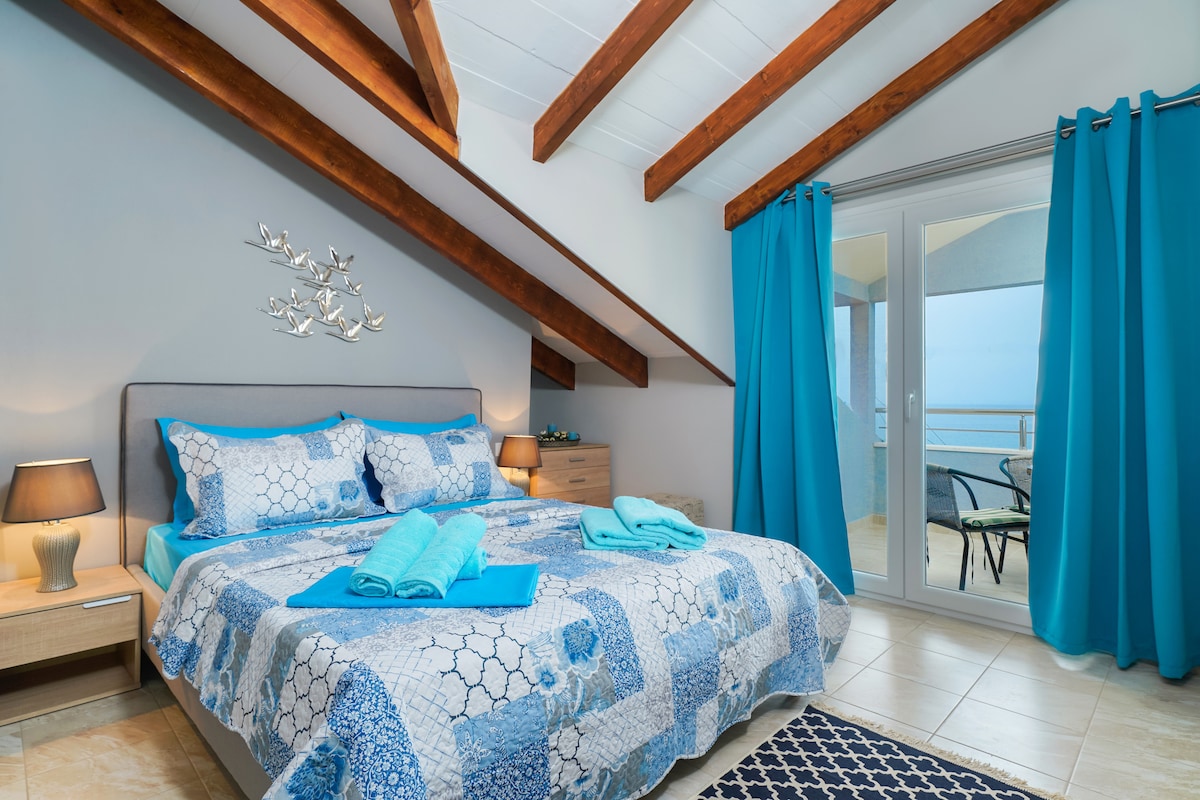 Lovely 1 bedroom attic with beautiful sea view