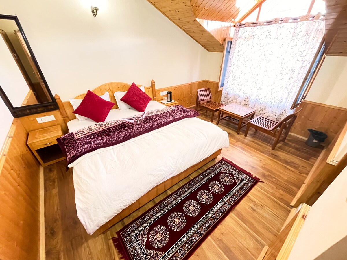 Deluxe Room- Private Room with Mountain View