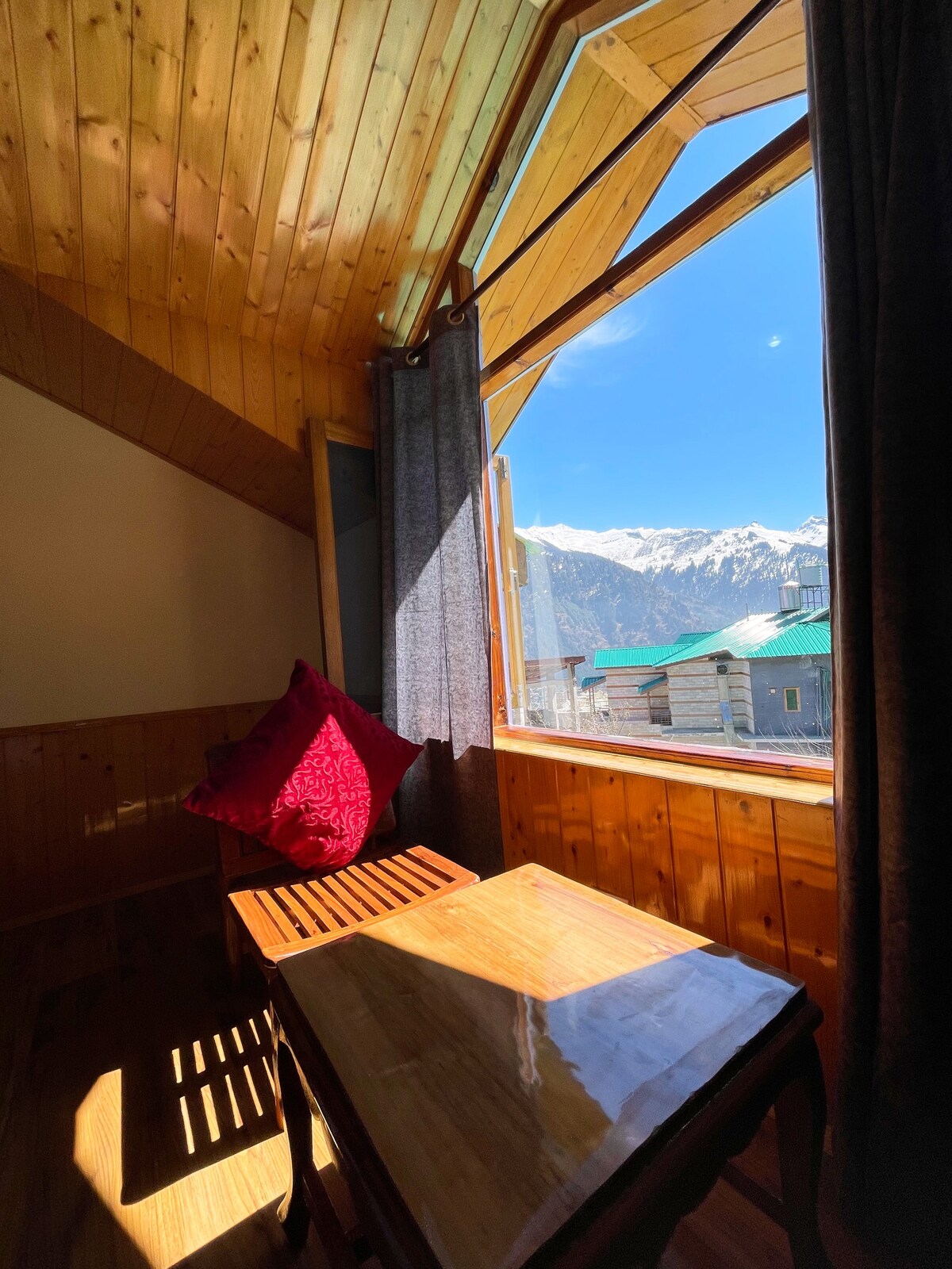 Deluxe Room- Private Room with Mountain View