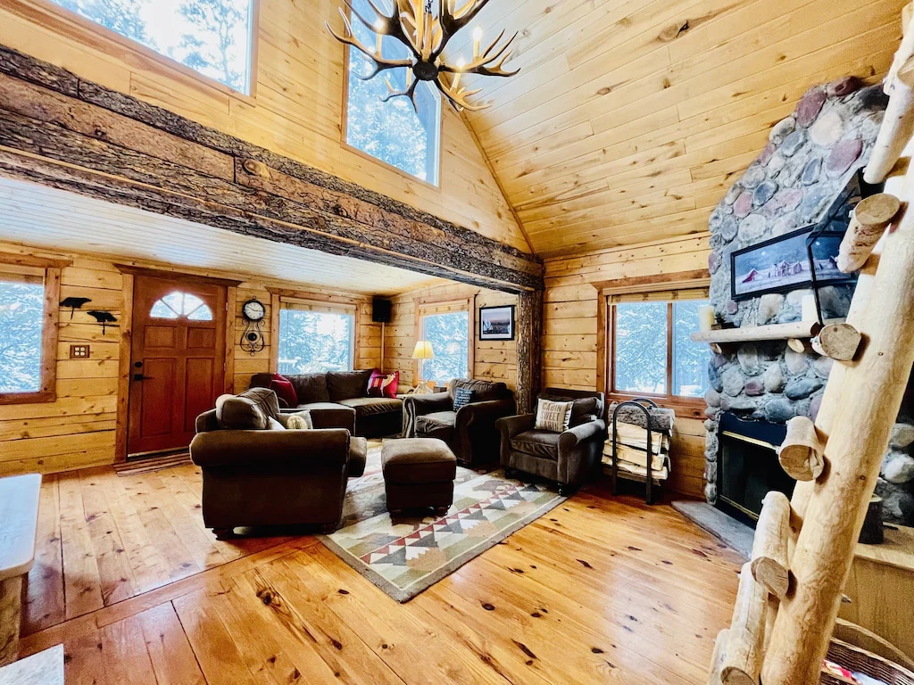 Cozy 3-Bedroom Mountain Log cabin with a fireplace