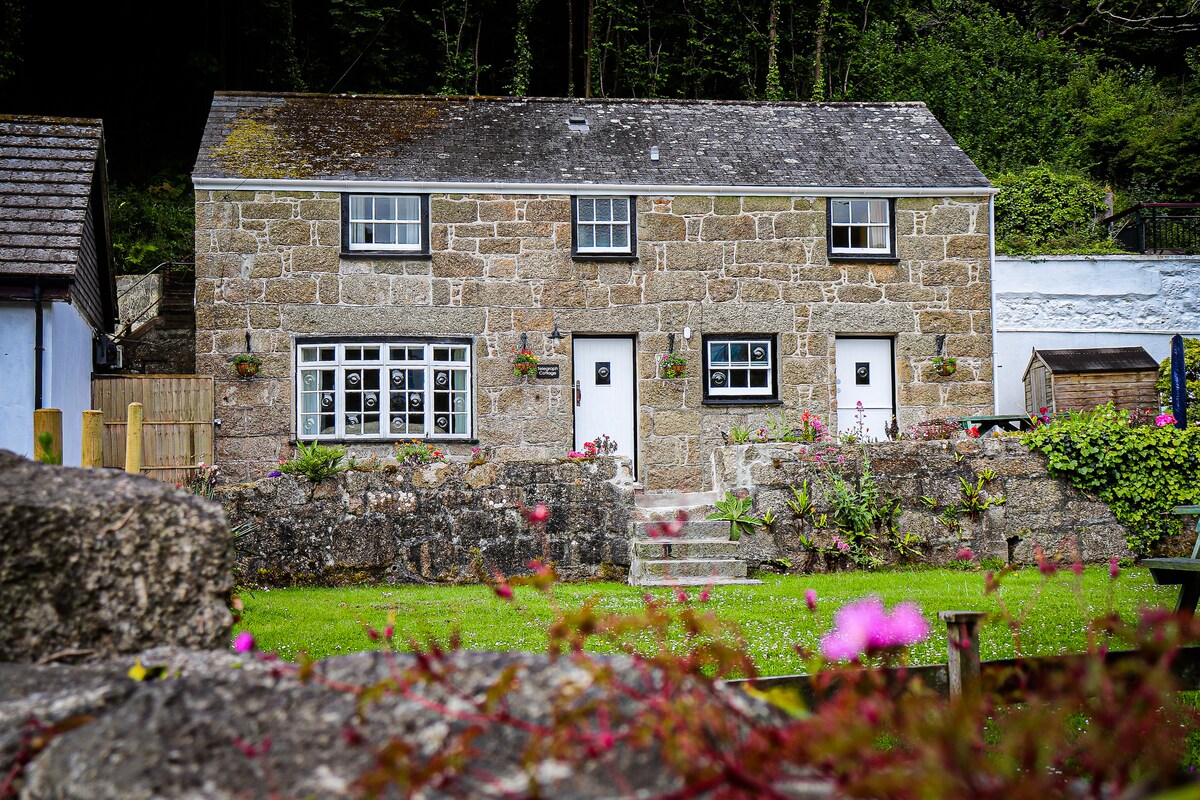 历史悠久的波斯库尔诺山谷（ Porthcurno valley ）的独立乡村小屋。