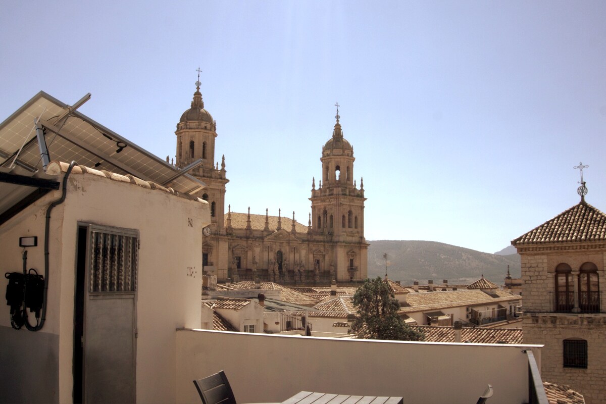 Central house w/terrace and unparalleled views