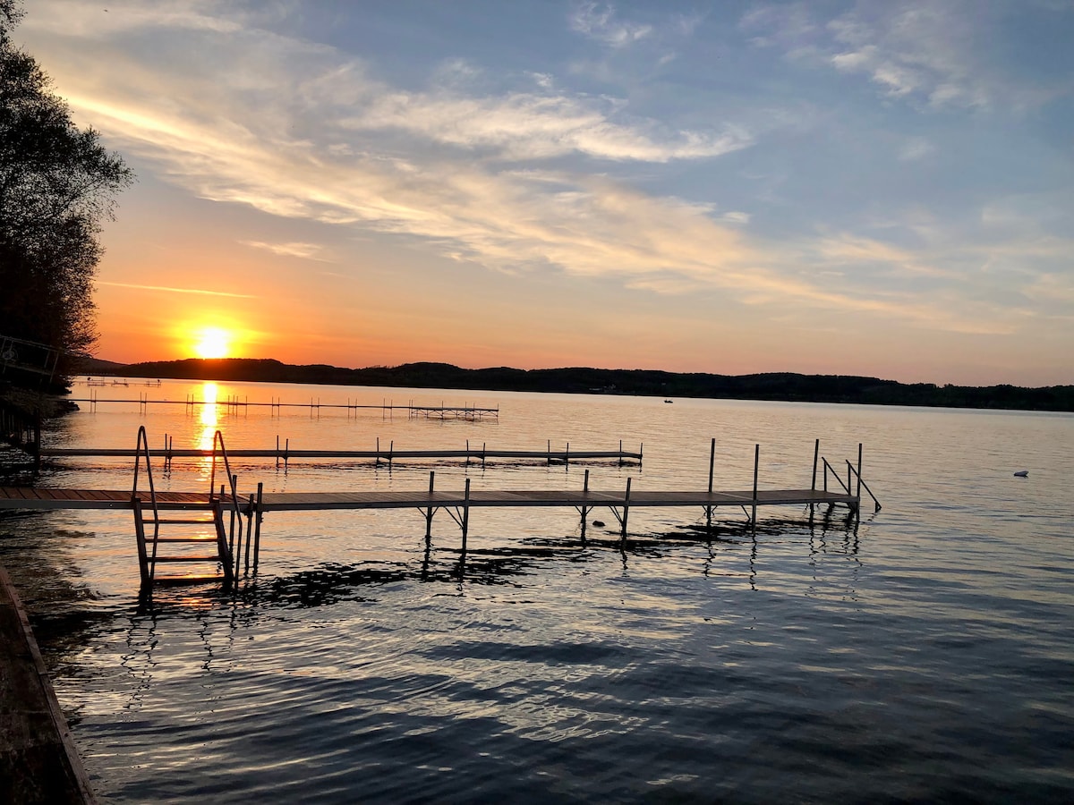 Large Lake Leelanau home with all the amenities