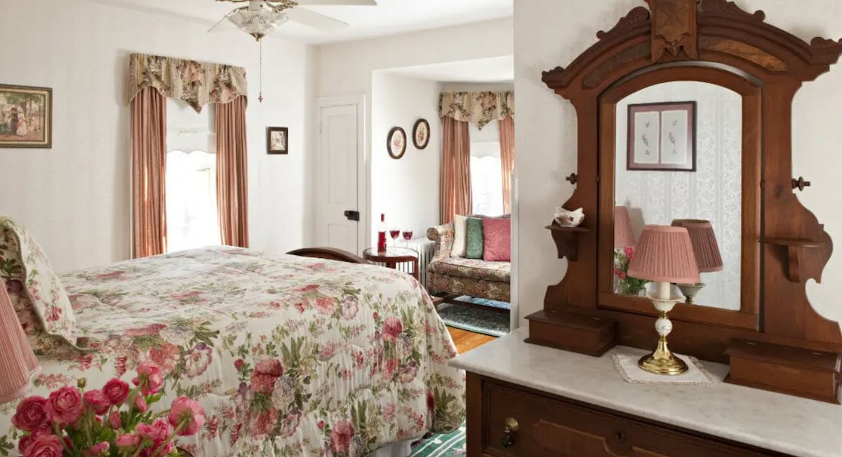 Brickhouse Inn - Queen Room (South Carolina Room)