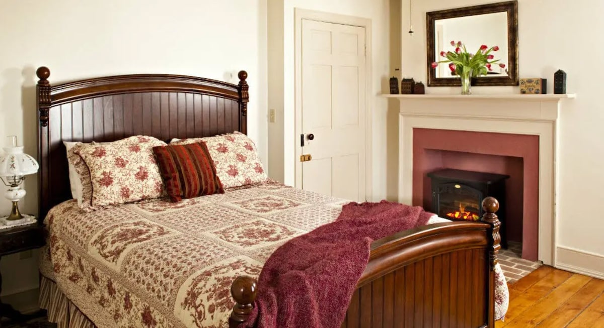 Brickhouse Inn - Luxury Queen Room (Kentucky Room)