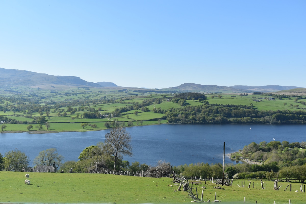 Rustic retreat with stunning views of Bala lake