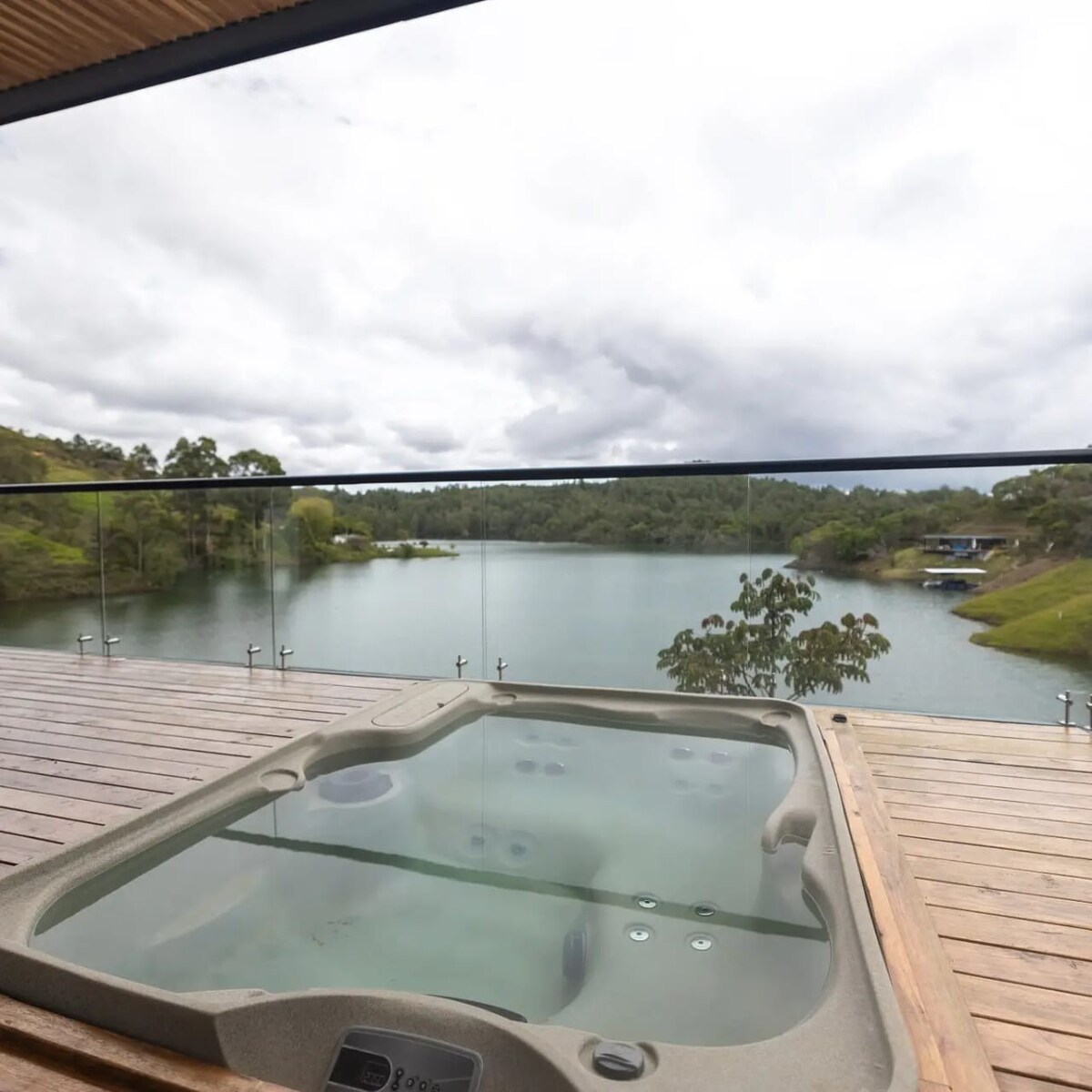 Guatapé Jacuzzi Hideaway - Lake View