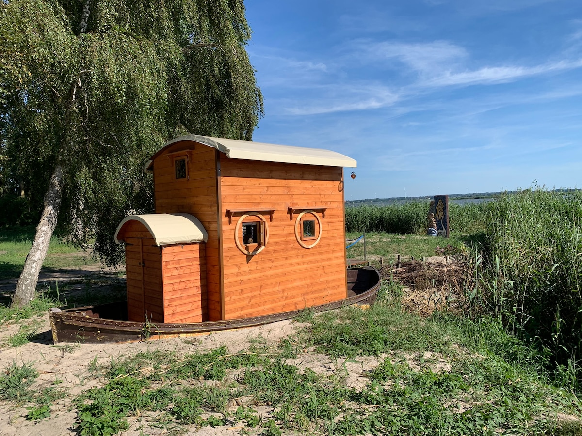 Cute Boat Hideout by the seaside + lake Resko