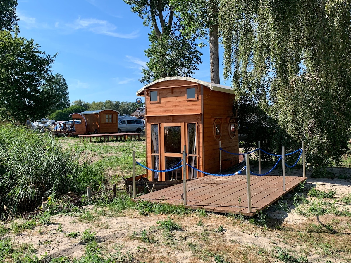 Cute Boat Hideout by the seaside + lake Resko