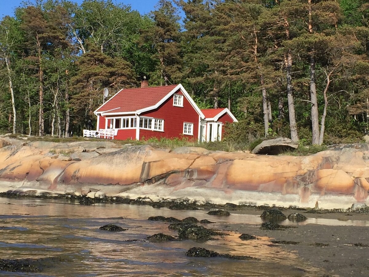 Nydelig hytte beliggende rett ved sjøen.