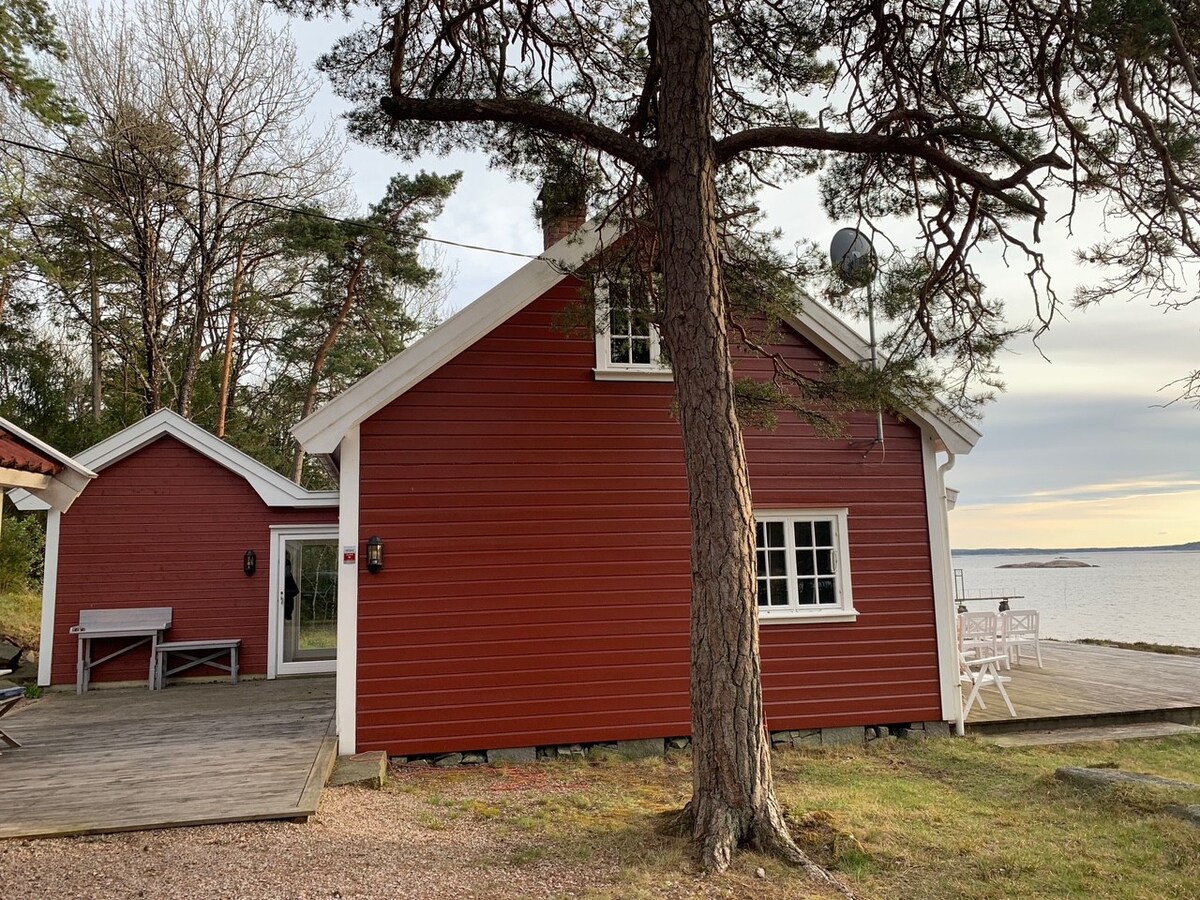 Nydelig hytte beliggende rett ved sjøen.