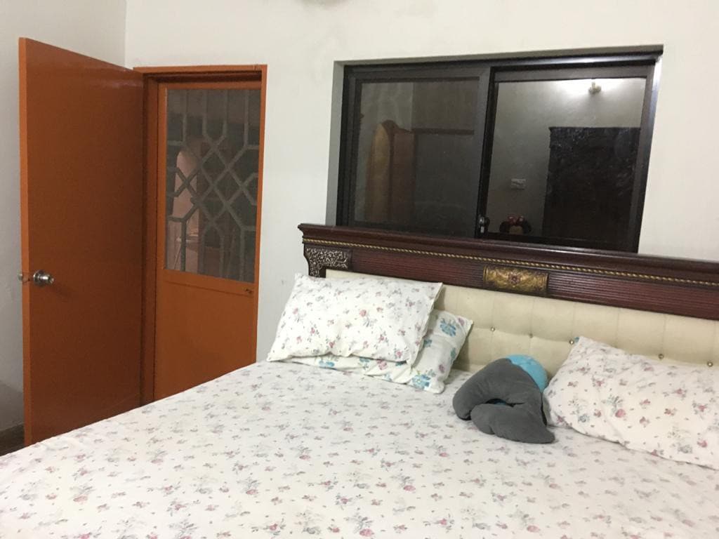 Peaceful 1 bedroom Room in a Home with parking etc