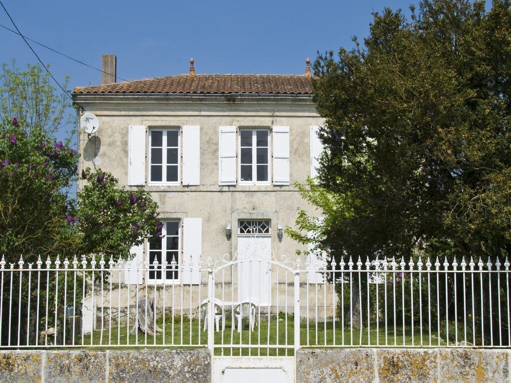 La Maison du Puits, son petit gîte, et sa piscine