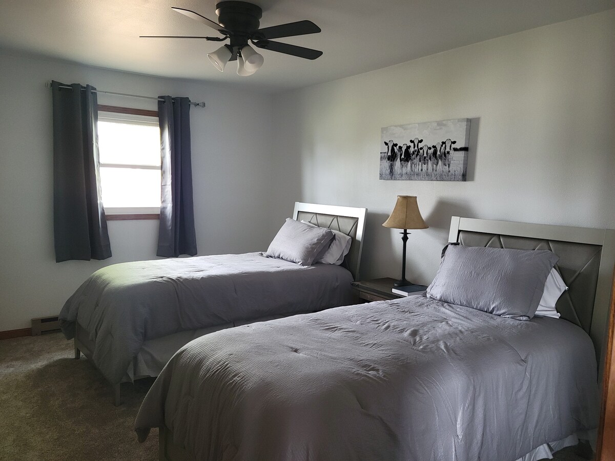 Hillsboro Guesthouse is remodeled & ready for you!