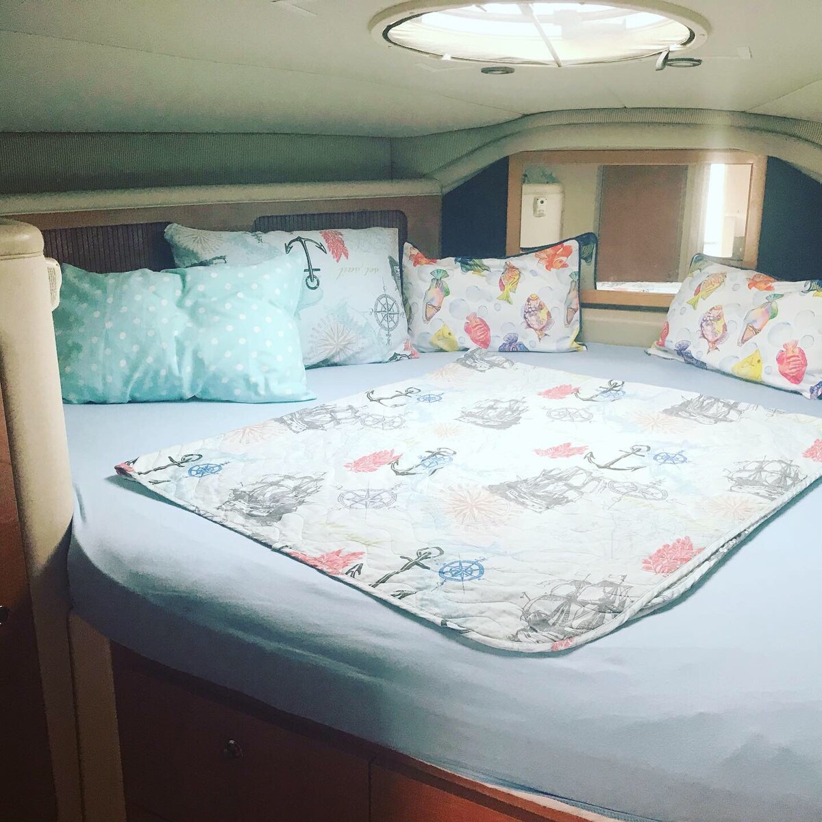 位于博德鲁姆（ Bodrum ）市中心的漂亮单卧室船。