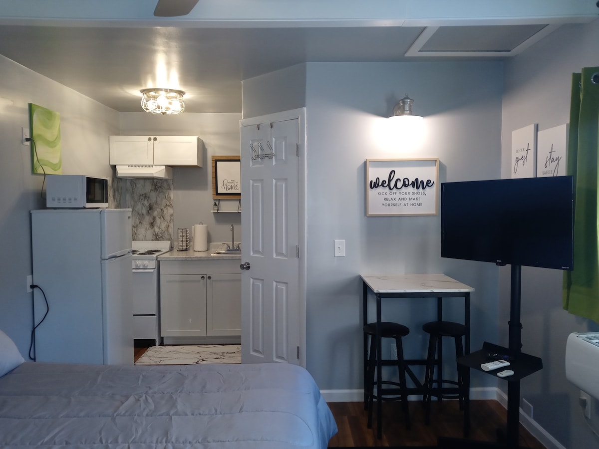 Cozy 1-BR guest house w/free parking on premises