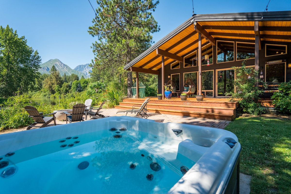 Waterfront Cabin, Hot-Tub, Mtn views, Sauna & Wifi