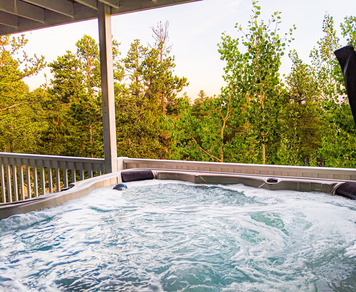 Dramatic Mountain Views w/ Hot Tub