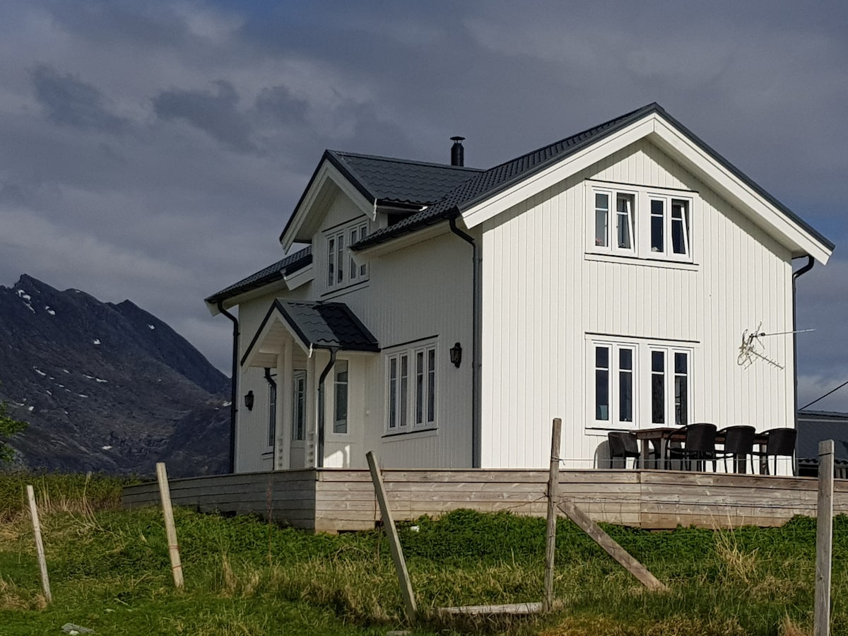 Sommerhus med fantastisk beliggenhet nær sjøen.