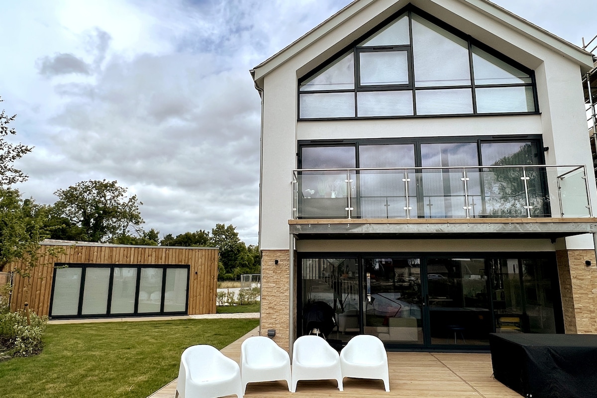 5 bedroom house on the lake at Lower Mills Estate