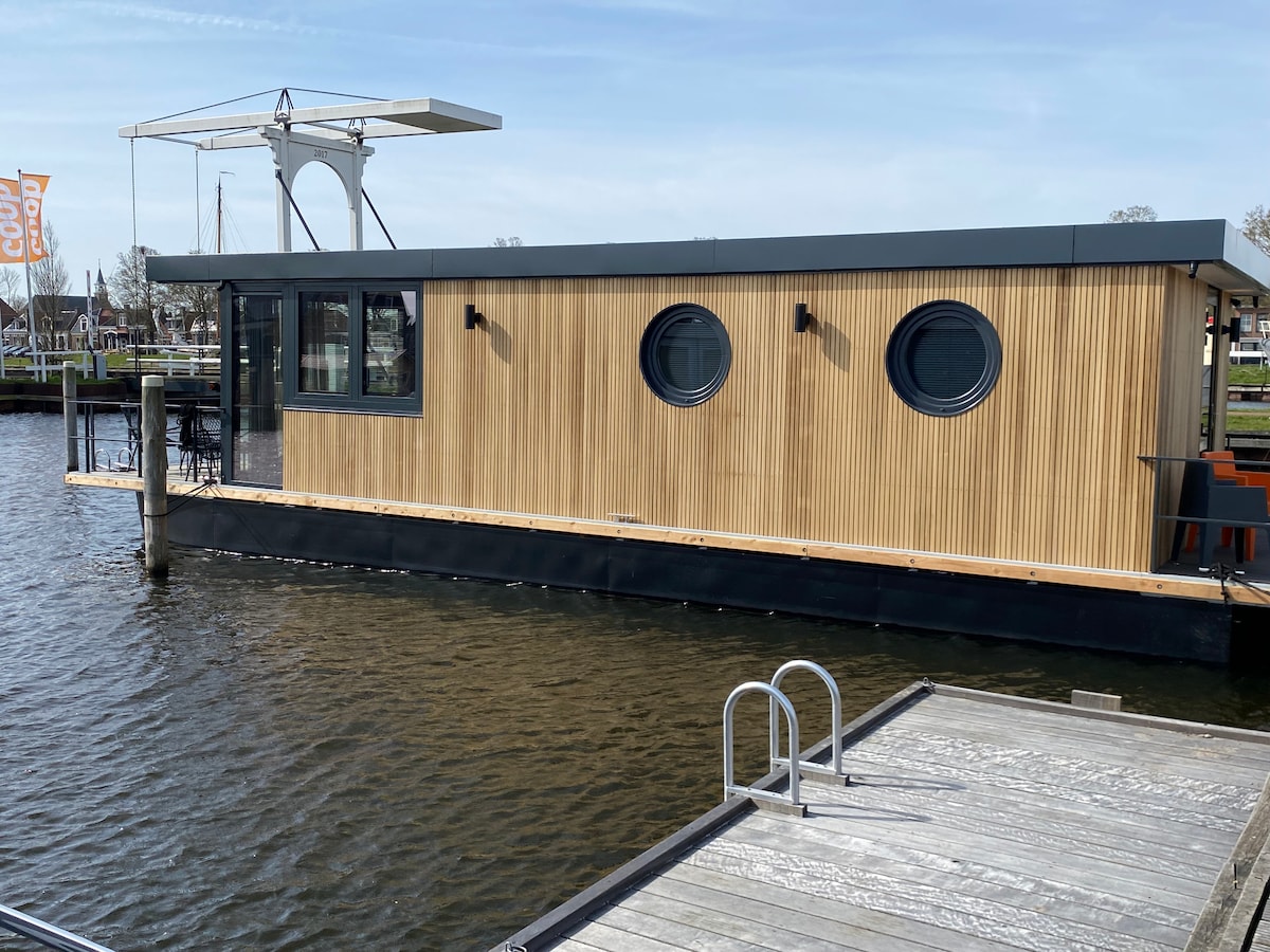 Luxe houseboat in kleurrijke haven inclusief Sup