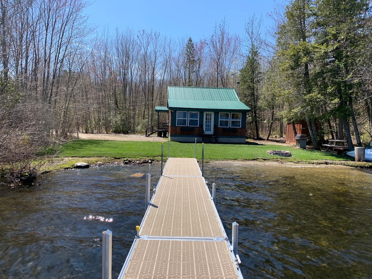 Private and secluded waterfront cottage on 5 acres