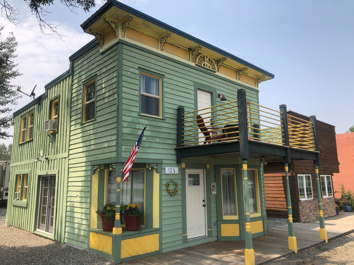 Cheerful western cottage with home comforts