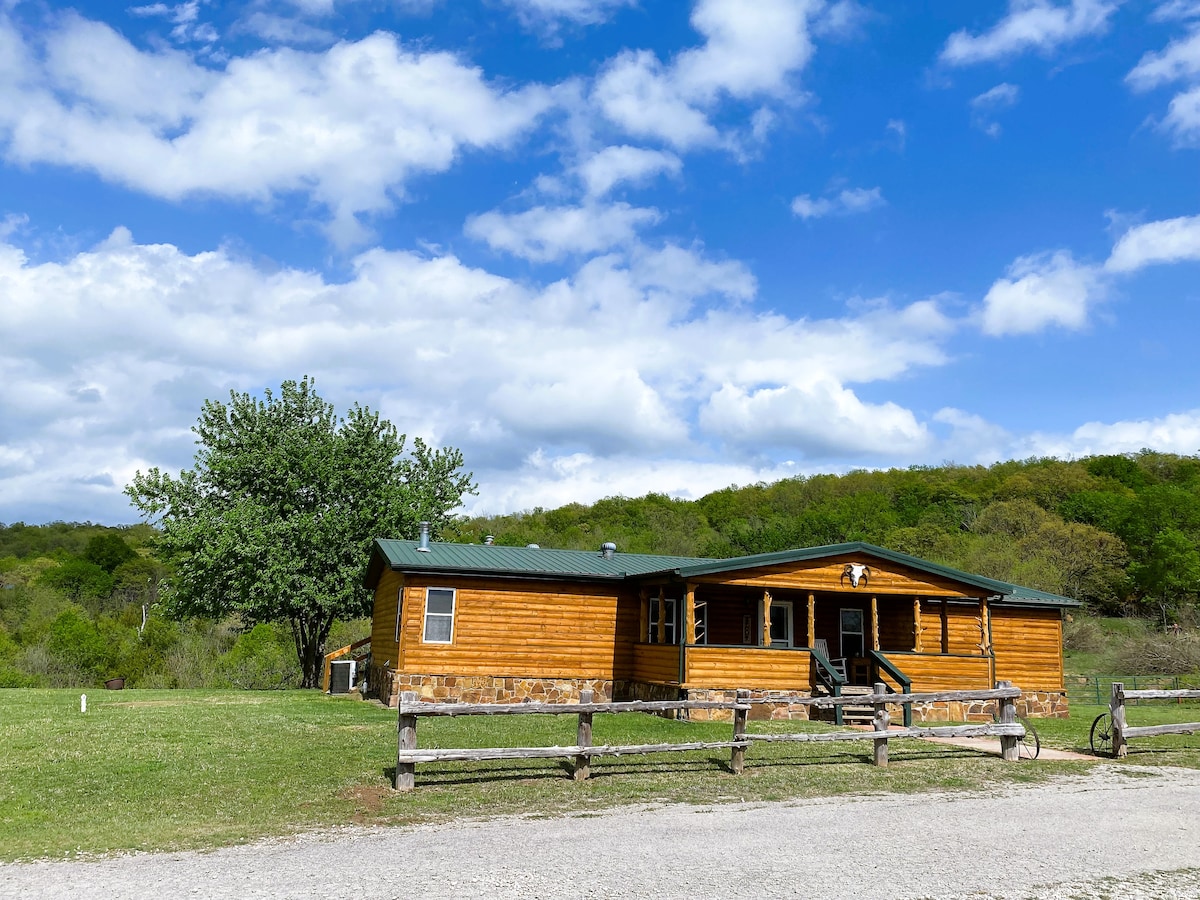 Quarter Circle Cross Bunkhouse-COUNTRY LIVING!