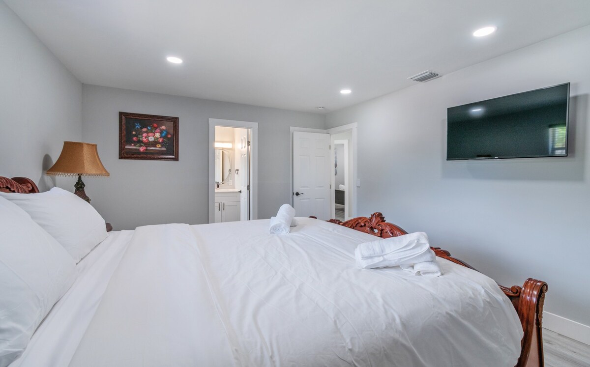 舒适、安静和阳光明媚的现代4卧室公寓，带大型后院
