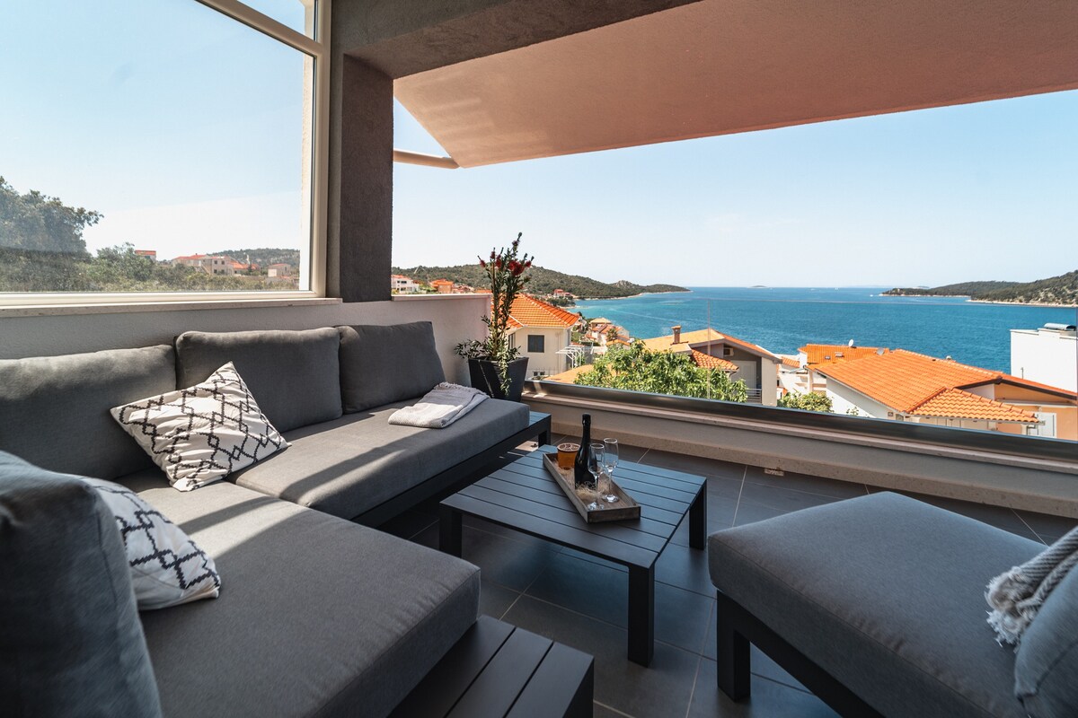 Luxury 4-Bed Family Villa w/ Sea View for Relax.