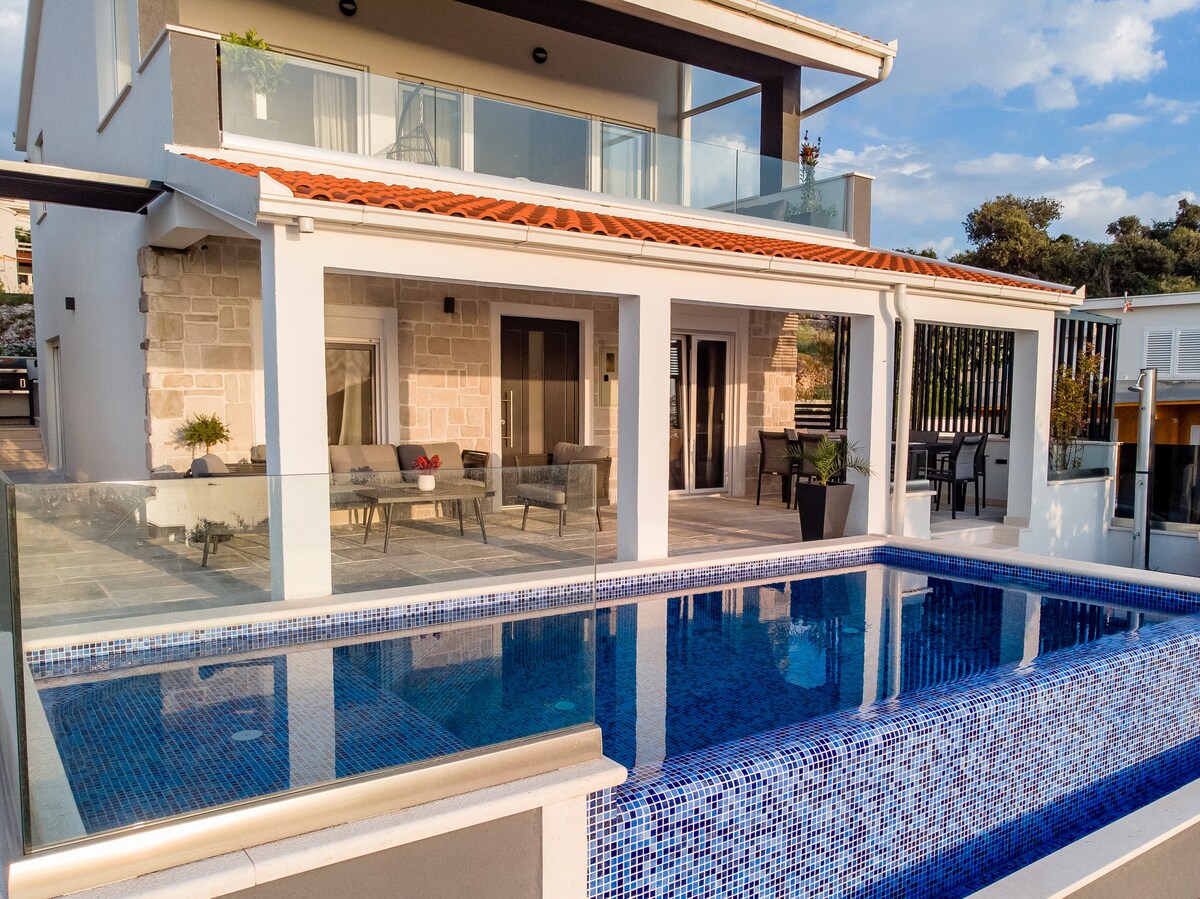 Luxury 4-Bed Family Villa w/ Sea View for Relax.