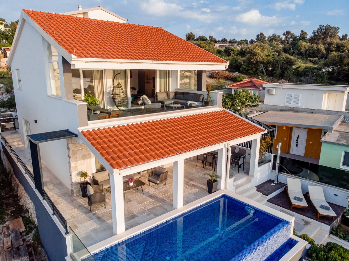 Luxury 4-Bed Family Villa w/ Sea View for Relax.