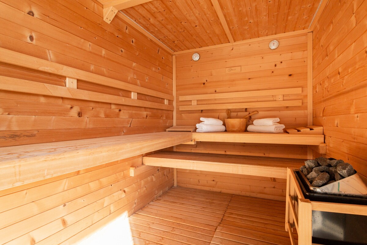 Suite con sauna privado piscina y vistas montaña