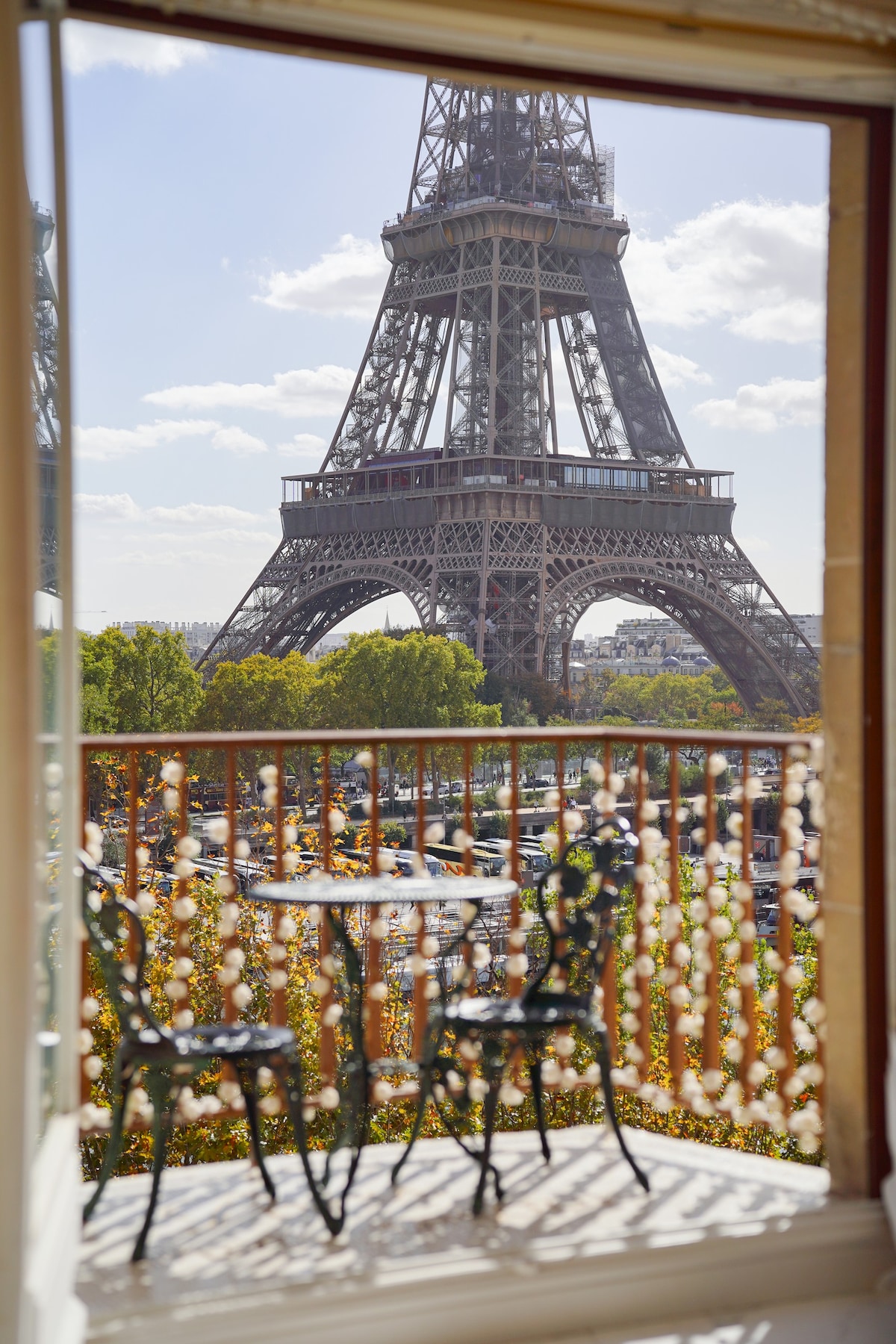 奢华和令人叹为观止的埃菲尔铁塔和巴黎迷人的景色