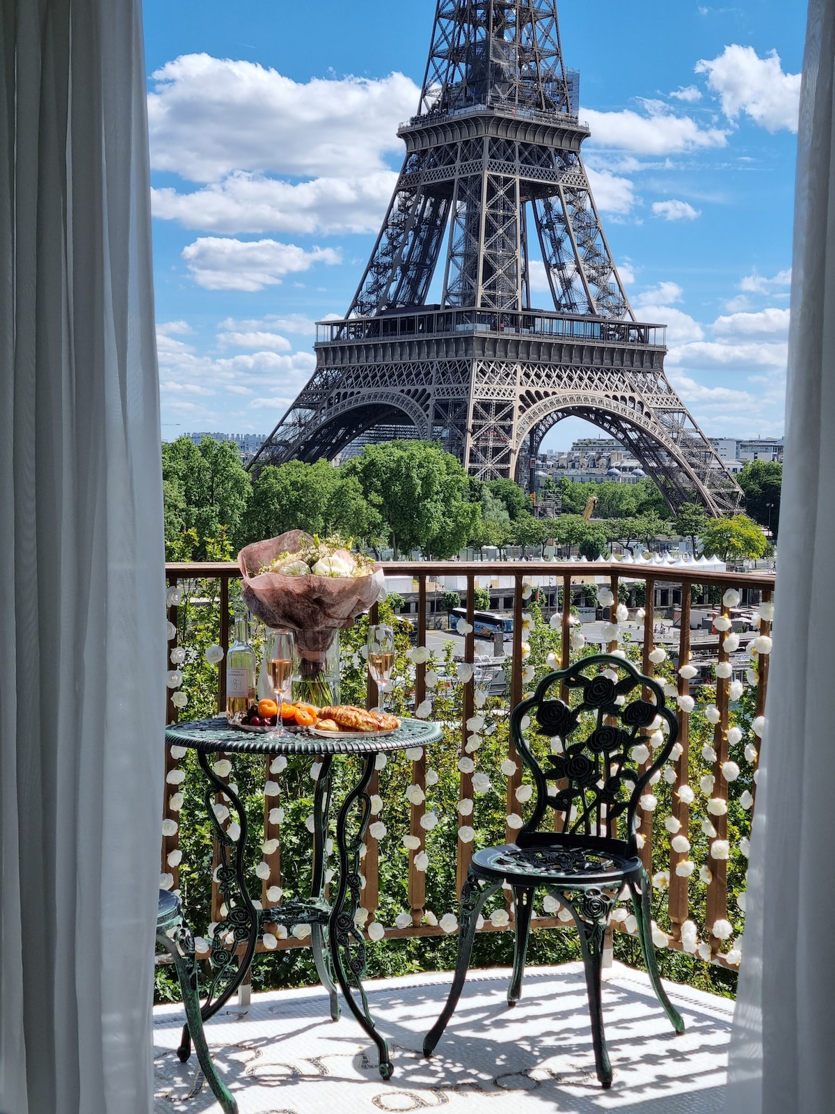 奢华和令人叹为观止的埃菲尔铁塔和巴黎迷人的景色