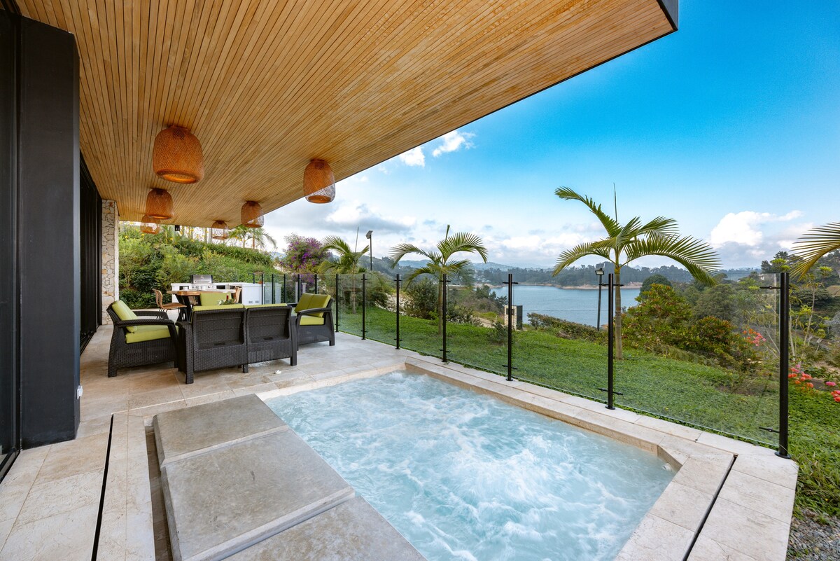 Luxury House next to Guatapé reservoir w/ Jacuzzi