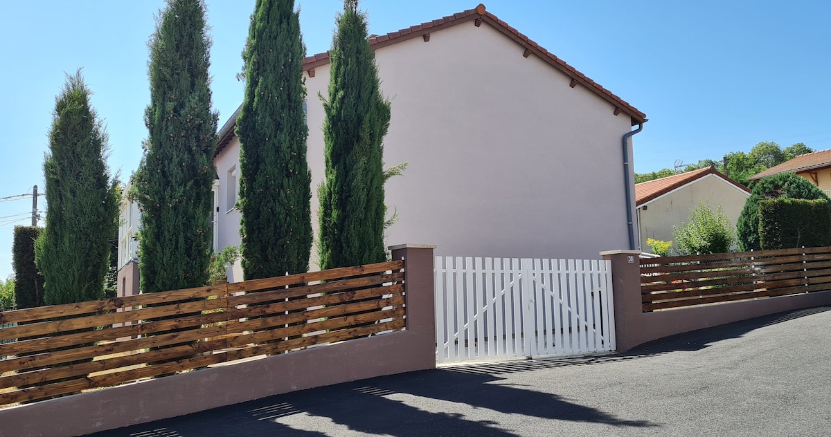 Maison familiale avec jardin clos et barbecue