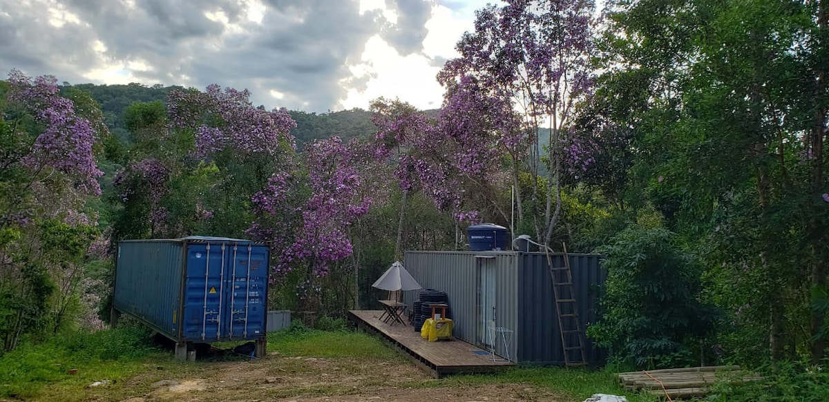 Quarto, banheiro exclusivo em container