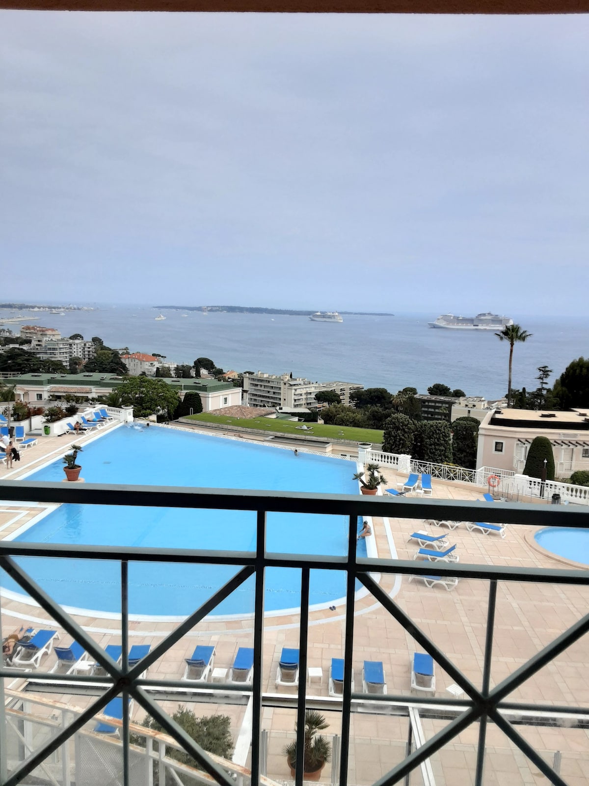 Vue exceptionnelle sur Piscine et baie de Cannes