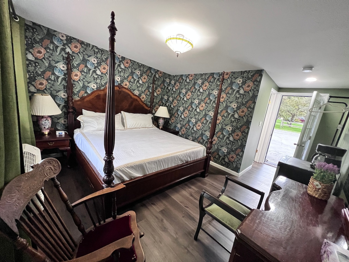 R4 Charming Lakeside Motel Room ，设计独特