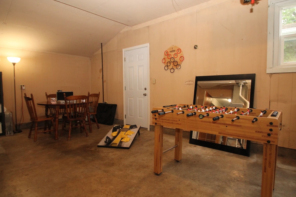 Brick Ranch-可供6人入住的游戏室-配有露台和烧烤用具