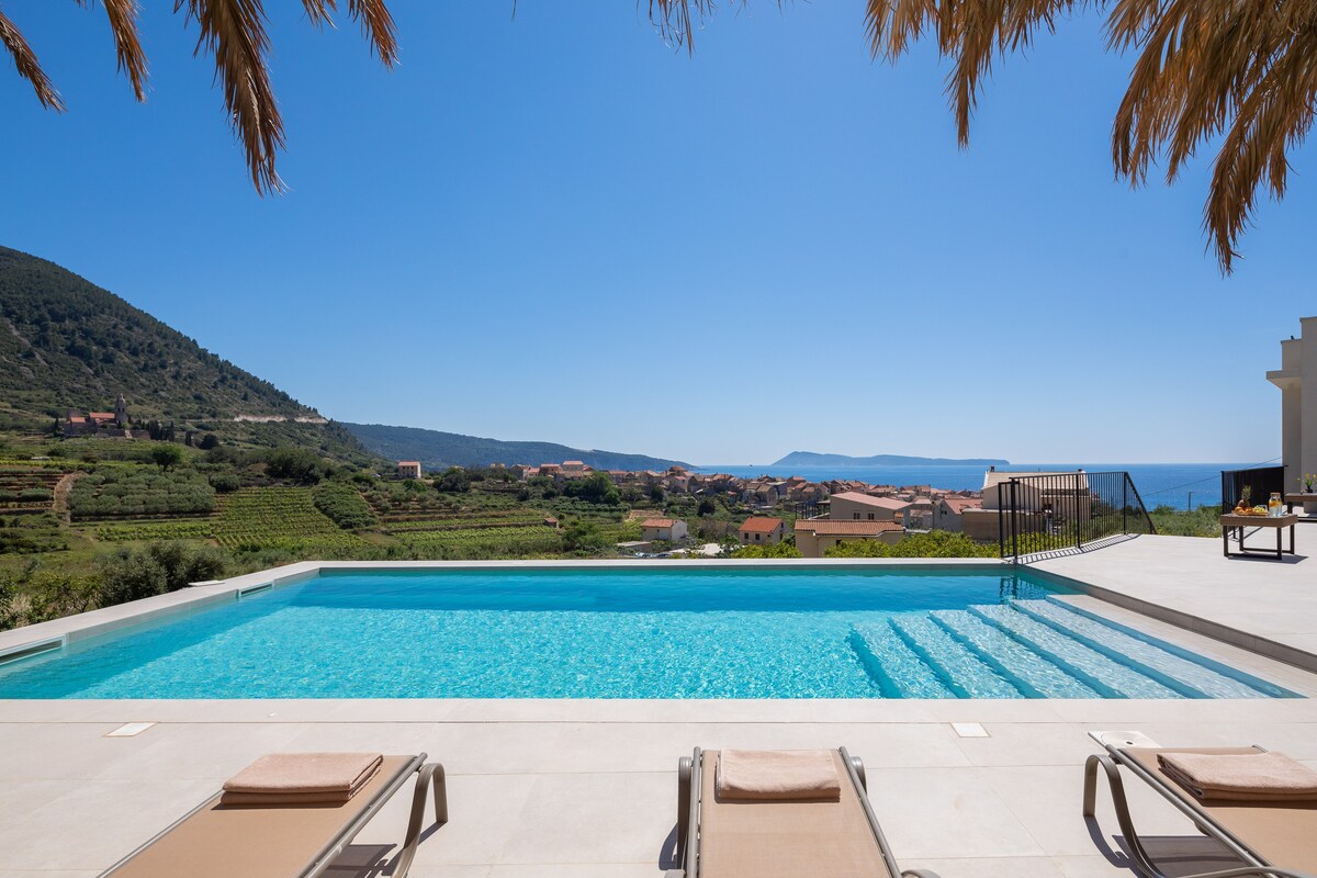 Luxury Villa Envivo Komiža ，带泳池和专业健身房